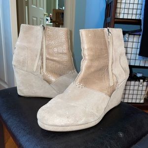 Tom’s wedge bootie croc embossed